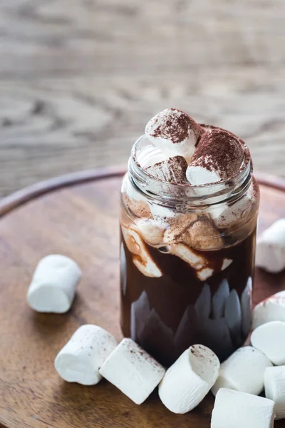 A forró csoki, marshmallows üvegedénybe — Stock Fotó