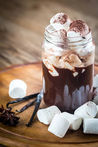 Heiße Schokolade mit Marshmallows — Stockfoto