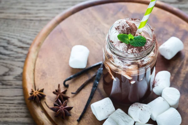 Heiße Schokolade mit Marshmallows — Stockfoto