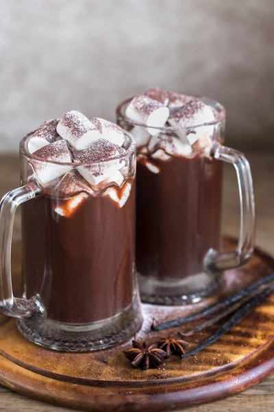 Twee mokken warme chocolademelk met marshmallows — Stockfoto