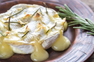 pişmiş camembert peyniri