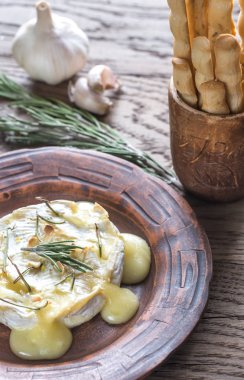 pişmiş camembert peyniri