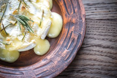 pişmiş camembert peyniri