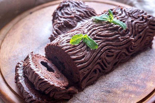 Yule log στο ξύλινο ταμπλό — Φωτογραφία Αρχείου