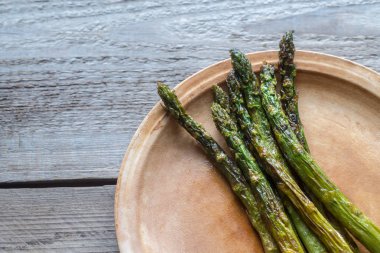 Plaka üzerinde kavrulmuş kuşkonmaz