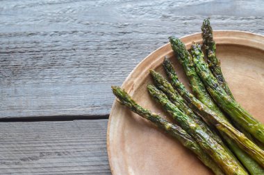 Plaka üzerinde kavrulmuş kuşkonmaz