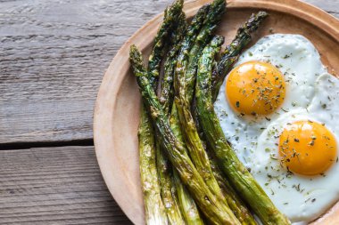 Sahanda yumurta ile kavrulmuş kuşkonmaz