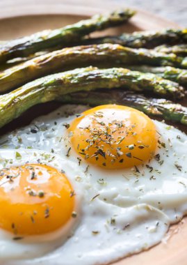 Sahanda yumurta ile kavrulmuş kuşkonmaz