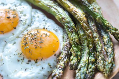 Sahanda yumurta ile kavrulmuş kuşkonmaz