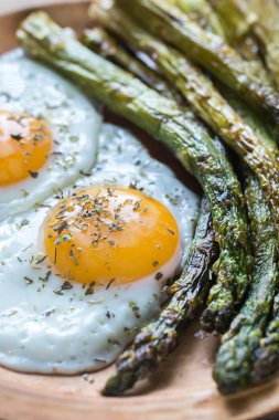 Sahanda yumurta ile kavrulmuş kuşkonmaz