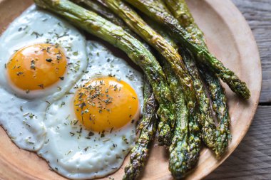 Sahanda yumurta ile kavrulmuş kuşkonmaz