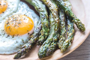 Sahanda yumurta ile kavrulmuş kuşkonmaz