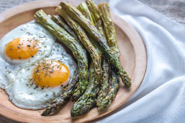 Sahanda yumurta ile kavrulmuş kuşkonmaz