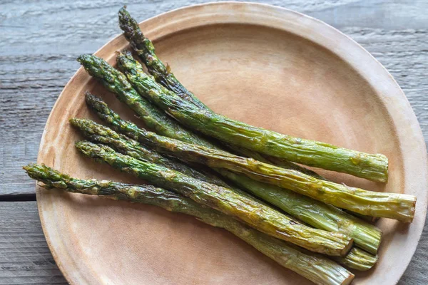 Asperges rôties sur l'assiette — Photo