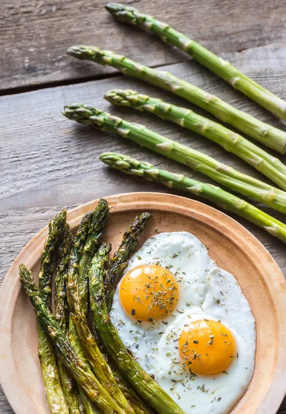 Roasted asparagus with fried eggs — Stock Photo, Image