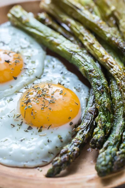 Sahanda yumurta ile kavrulmuş kuşkonmaz