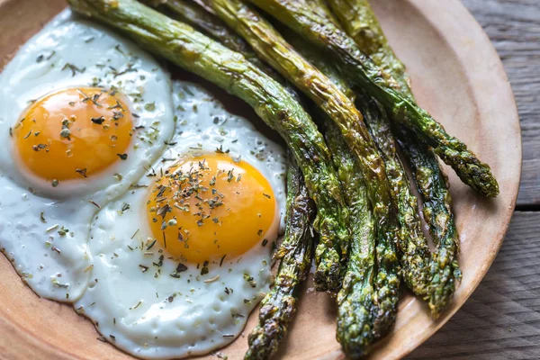 Sahanda yumurta ile kavrulmuş kuşkonmaz