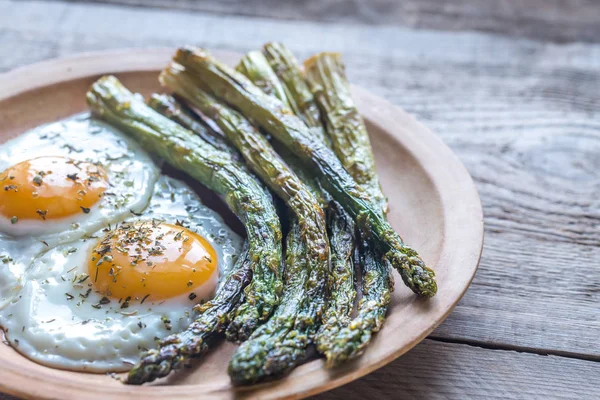 Sahanda yumurta ile kavrulmuş kuşkonmaz