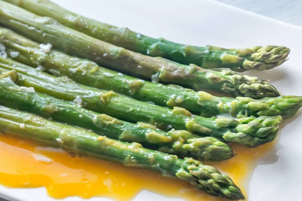 Asperges cuites à la vapeur aux œufs — Photo