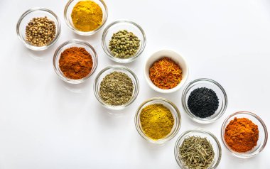 Çeşitli baharatlar ve otlar