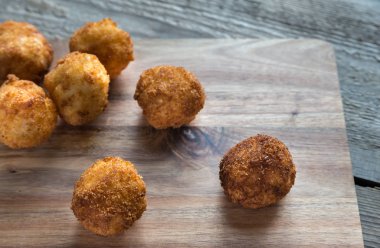 Arancini - pirinç topları Mozzarella peyniri ile