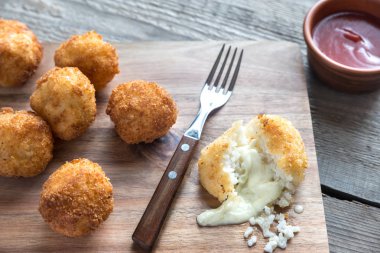 Arancini - pirinç topları Mozzarella peyniri ile