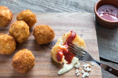 Arancini - pirinç topları Mozzarella peyniri ile