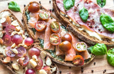 Bruschetta farklı Topingler ile