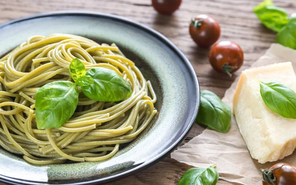 Gedeelte van spaghetti met ingrediënten — Stockfoto