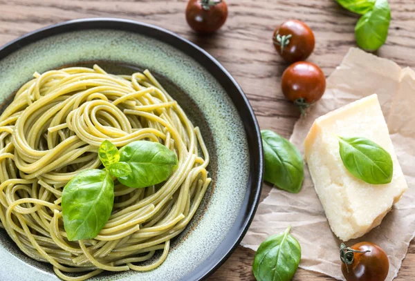Gedeelte van spaghetti met ingrediënten — Stockfoto