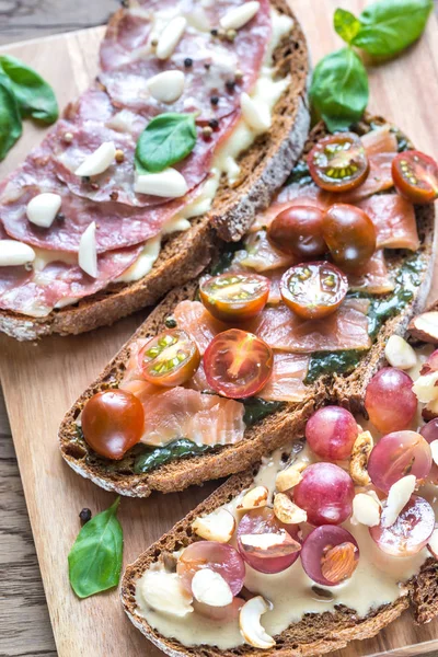 Bruschetta mit verschiedenen Belägen — Stockfoto