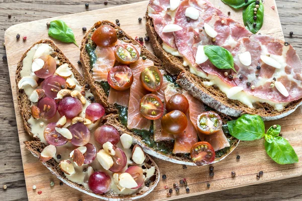 Bruschetta z różnymi dodatkami — Zdjęcie stockowe