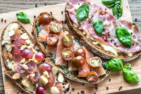 Bruschetta met verschillende toppings — Stockfoto