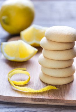 Ahşap tahta üzerinde limon kremalı bisküvi dolu