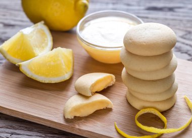 Ahşap tahta üzerinde limon kremalı bisküvi dolu