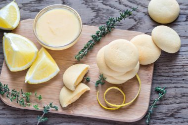 Ahşap tahta üzerinde limon kremalı bisküvi dolu