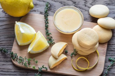 Ahşap tahta üzerinde limon kremalı bisküvi dolu