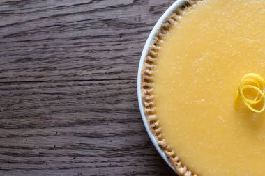 Ahşap zemin üzerine limon ekşi