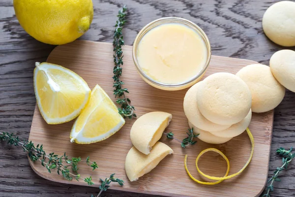 Sušenky plněné citrónovým krémem na dřevěné desce — Stock fotografie