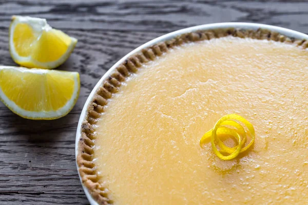 Лимонный пирог на деревянном фоне — стоковое фото