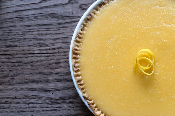 Tarte au citron sur le fond en bois — Photo