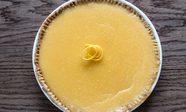 Лимонный пирог на деревянном фоне — стоковое фото