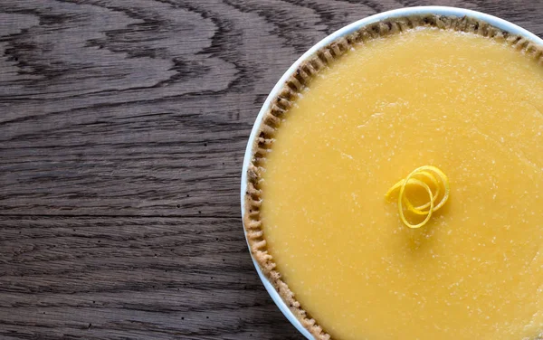 Tarte au citron sur le fond en bois — Photo