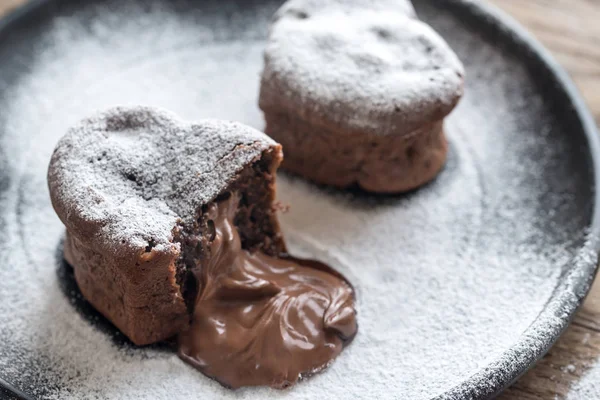 ハートの形をしたチョコレートの溶岩ケーキ — ストック写真