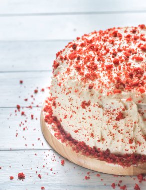 Kırmızı kadife kek ahşap tahta üzerinde