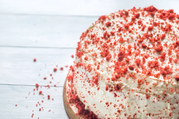 Red velvet ciasto na desce — Zdjęcie stockowe
