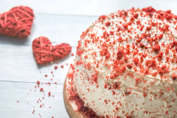 Red velvet ciasto na desce — Zdjęcie stockowe