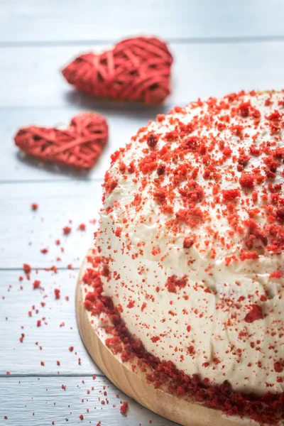 Красный бархатный торт на доске — стоковое фото