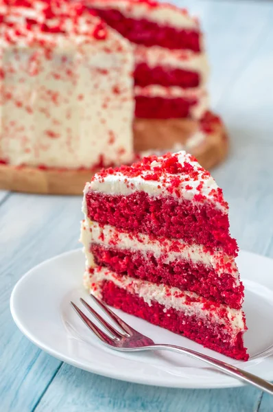 Красный бархатный торт на тарелке — стоковое фото