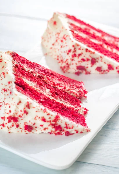 Duas fatias de bolo de veludo vermelho na placa branca — Fotografia de Stock